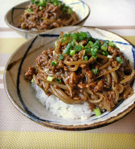 もやしと豚ひき肉のピリ辛味噌丼